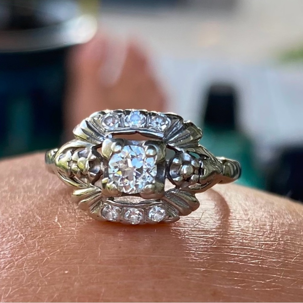 Beautiful vintage antique white gold ring